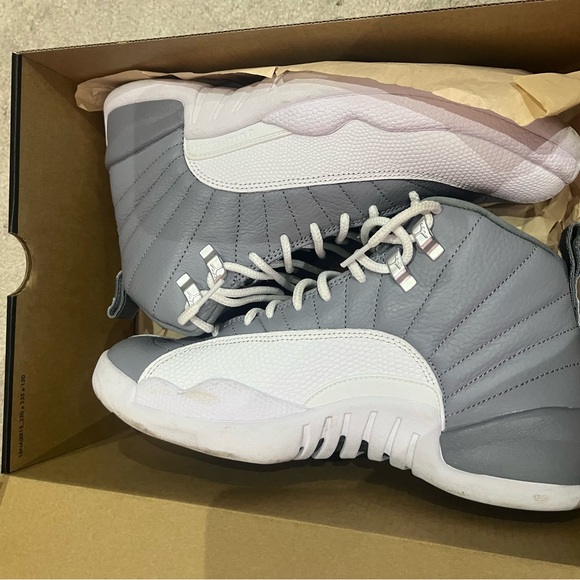 Cool grey Jordan 12s like new w box - Picture 4 of 6